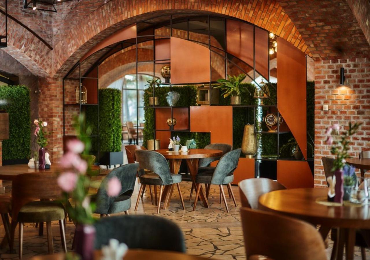 Hotel Sphinx Zabia Wola Екстериор снимка