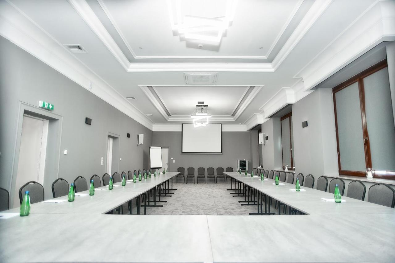 Hotel Sphinx Zabia Wola Екстериор снимка