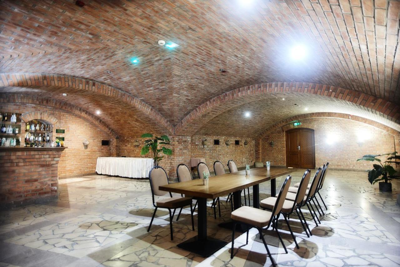 Hotel Sphinx Zabia Wola Екстериор снимка