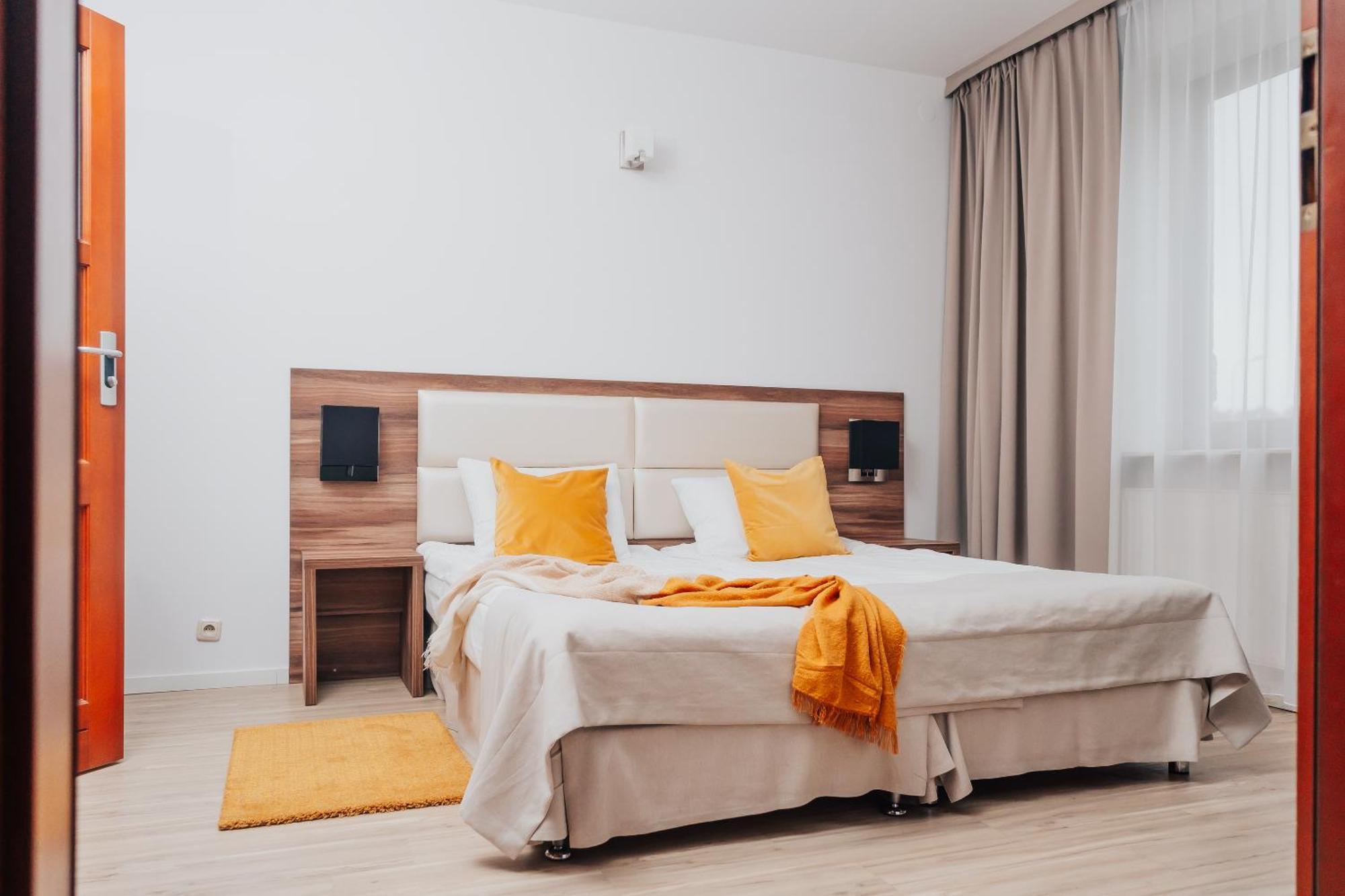 Hotel Sphinx Zabia Wola Екстериор снимка