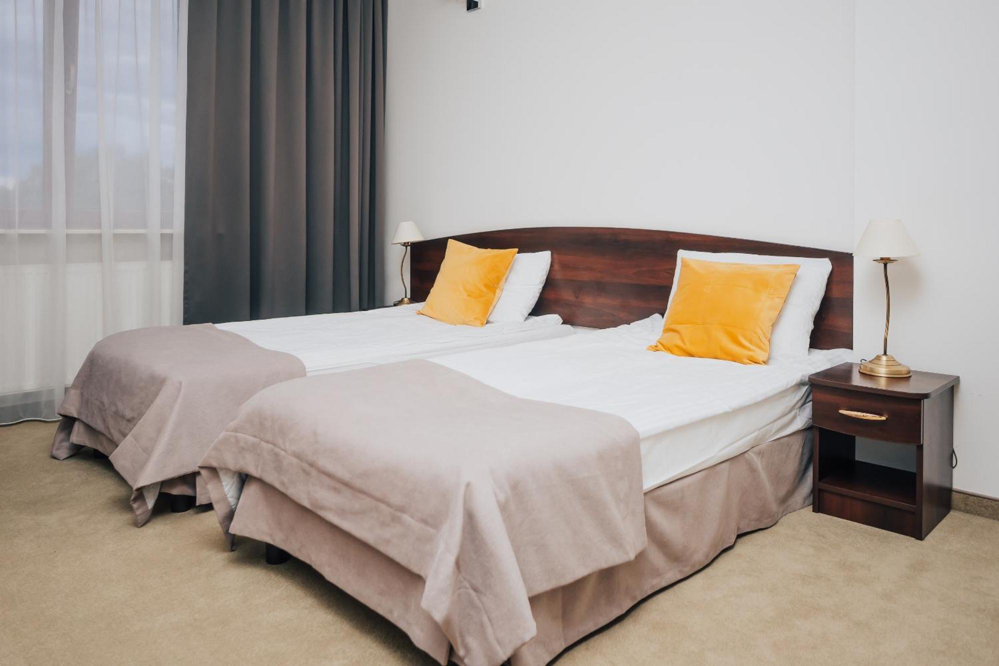 Hotel Sphinx Zabia Wola Екстериор снимка